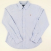 Langarm Classic Fit Oxfordhemd in hellblau für Damen wird präsentiert.