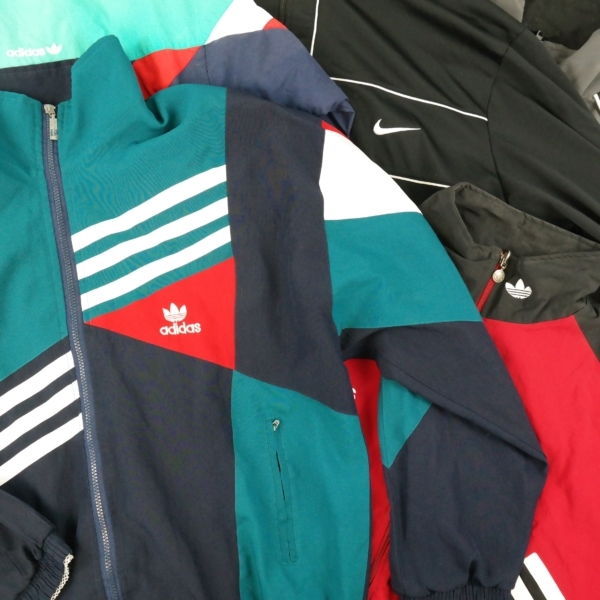 Bunte Windbreaker Jacken von verschiedenen Sportmarken